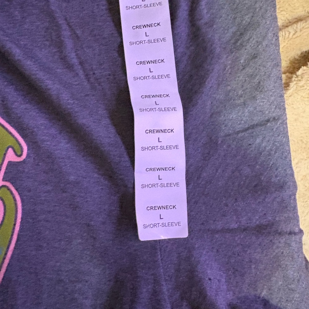 NWT-Grateful Dead Graphic T-Shirt - Gray
Classic graphic logo, stunning colors - Picture 7 of 10